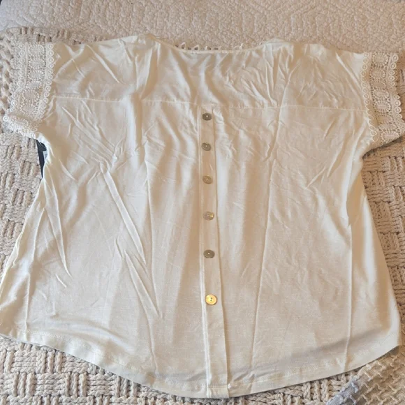 Elegant Women's Blouse with Lace Detail in Cream - Picture 6 of 7